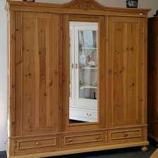 Schrank mit Spiegeltür