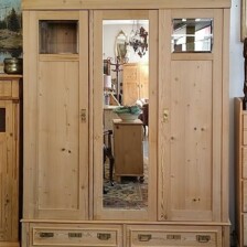 Schrank mit Spiegeltür
