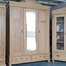 Schrank mit Spiegeltür